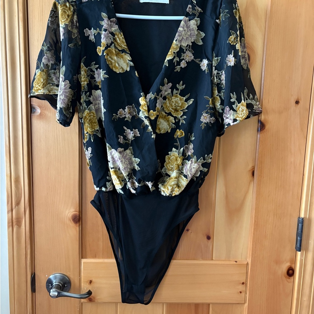ASTR The Label Womens Body Suit Short Sleeve V Neck Floral Med Velvet Burnout - Picture 6 of 12
